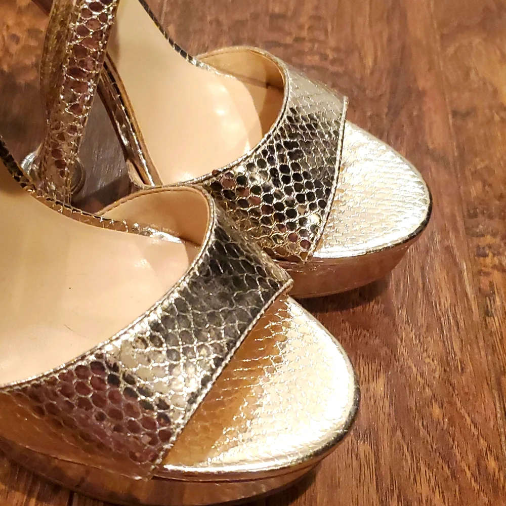 JLO Jennifer Lopez Gold Snakeskin Heeled Platform Sandals - Picture 4 of 7